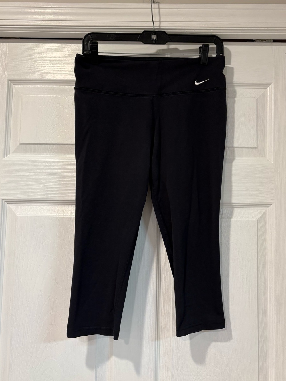 Nike Black Cropped Women's Active Leggings with White Swoosh
